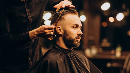 Barbeiro atendendo cliente em barbearia